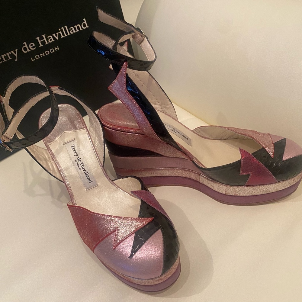 Chic Pink and Black Platform Shoes with Ankle Strap
